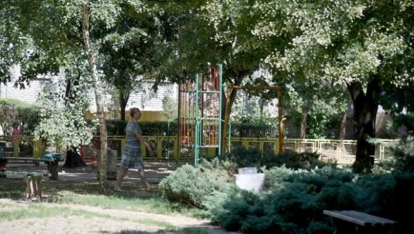ВРВИ ОД ДЕЦЕ, А СПРАВА МАЛО: Оронуо велики парк у насељу Бежанија