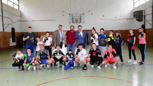 RAĐEVINA OAZA BOKSERSKIH NADA: Borovčanin posetio mlade nade sporta i poklonio im opremu (FOTO)