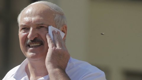 НОВИ ИЗБОРИ НЕ ДОЛАЗЕ У ОБЗИР: Лукашенко обилази фабрике и тражи подршку радника
