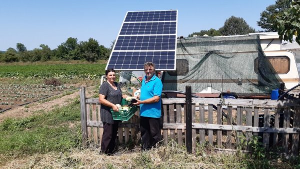 ДОМАЋИНИ ЗА ПРИМЕР: Сами инсталирали соларни панел, па сад башту заливају сунцем