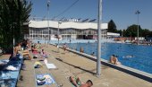 КУПАТИ СЕ МОЖЕ ИСТОВРЕМЕНО НАЈВИШЕ 250 ЉУДИ: На базену у Кикинди ће поново моћи да тренирају пливачи, ватерполисти и рониоци