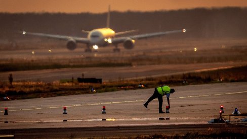 ДРАМА НА НЕБУ ИЗНАД БЕОГРАДА: Авион са 80 туриста из Белгије хитно слетео на аеродром Никола Тесла