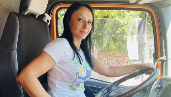 ЈЕЛЕНА ЈАНКОВИЋ, ПРВА ЖЕНА ВОЗАЧ У ЈКП ГРАДСКА ЧИСТОЋА: Вози камион као лимузину