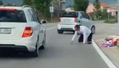 SNIMAK SVADBENE KOLONE KOJI JE OBIŠAO REGION: Barjaktar u Hercegovini se zaneo, kola naišla na krivinu a on završio na putu (VIDEO)