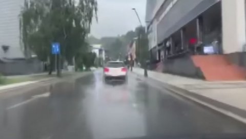 ОЛУЈА ХАРА РЕГИОНОМ: У Цазину поплављене улице, велика материјална штета (ВИДЕО)