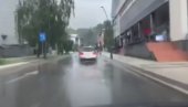 OLUJA HARA REGIONOM: U Cazinu poplavljene ulice, velika materijalna šteta (VIDEO)