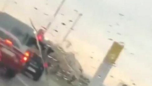 FANTASTIČAN SNIMAK IZ KRAGUJEVCA: Jak vetar na put oduvao nešto neočekivano, vozači nisu mogli da veruju (VIDEO)