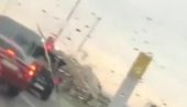 FANTASTIČAN SNIMAK IZ KRAGUJEVCA: Jak vetar na put oduvao nešto neočekivano, vozači nisu mogli da veruju (VIDEO)