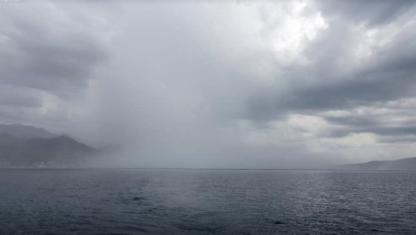АТМОСФЕРА БУКВАЛНО ПУЦА: Дугачак олујни појас над Јадранским морем