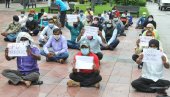 POČELI ŠTRAJK GLAĐU: Protest indijskih građevinaca pred Gradskom upravom u Kraljevu