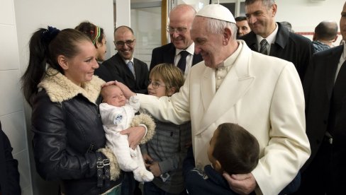 ИЗ ПАНДЕМИЈЕ МОРАМО ИЗАЋИ БОЉИ: Папа каже да богати не могу имати приоритет за вакцину, сиромашнима је потребна помоћ
