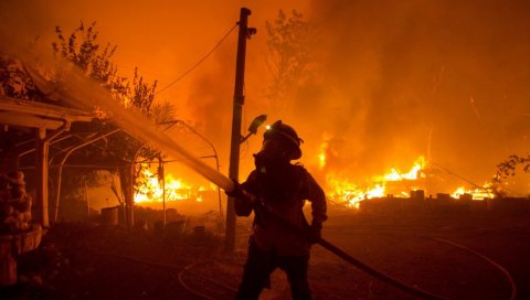 ВАТРЕНА СТИХИЈА ГУТА КАЛИФОРНИЈУ: Пожари и даље букте, на снази ванредна ситуација (ФОТО)