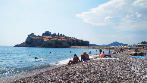 PAPRENO: Ležaljke i suncobrani na Svetom Stefanu skuplji od smeštaja - kako propada sezona u Crnoj Gori