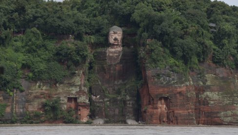СТРАВИЧНЕ ПОПЛАВЕ У КИНИ: Вода дотакла прсте џиновске статуте Буде први пут после 70 година, 100.000 људи евакуисано