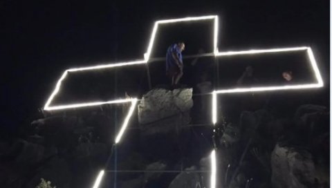 ПОДРШКА ОДБРАНИ СВЕТИЊА: Кучи поставили велики крст на брду Сјеница, изнад Подгорице! (ФОТО/ВИДЕО)