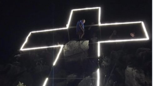 PODRŠKA ODBRANI SVETINJA: Kuči postavili veliki krst na brdu Sjenica, iznad Podgorice! (FOTO/VIDEO)