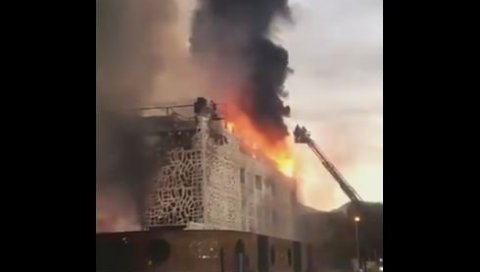 СНИМЦИ ПОЖАРА: Ватра гута хотел у коме се налазе туристи (ВИДЕО)
