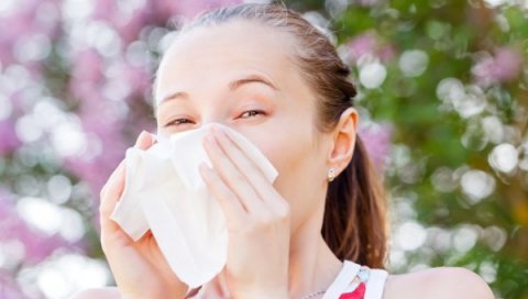 ЛЕКАРИ УПОЗОРАВАЈУ: Симптоми алергије и ковида често су слични, ево како да их разликујете