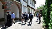 JEVTIĆ I RAKIĆ SA VLADIKOM TEODOSIJEM: Predsatvnici Srba u kosovskim institucijama posetili manastir Gračanicu