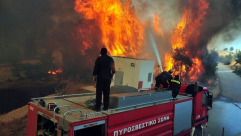 ГРЧКИ ВАТРОГАСЦИ У АКЦИЈИ: Пожар на полуострву Мани на Пелопонезу