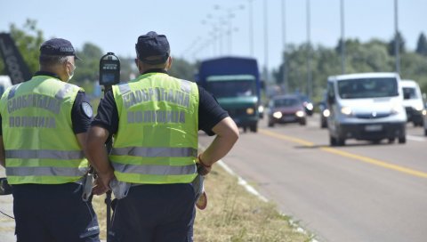 ПИЈАН БЕЖАО ОД ПОЛИЦИЈЕ: Саобраћајци искључили из саобраћаја возача који се оглушио о наређење полицајаца да се заустави у Лучанима