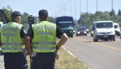 ПИЈАН БЕЖАО ОД ПОЛИЦИЈЕ: Саобраћајци искључили из саобраћаја возача који се оглушио о наређење полицајаца да се заустави у Лучанима