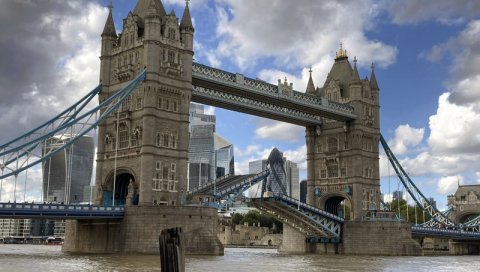 КОЛАПС У САОБРАЋАЈУ ЗБОГ КВАРА:  Чувени лондонски покретни мост Тауербриџ данас се заглавио