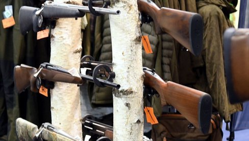 НЕМАЧКИ ДЕСНИЧАРИ СЕ НАОРУЖАВАЈУ: Чак 35 одсто више их има дозволу за оружје