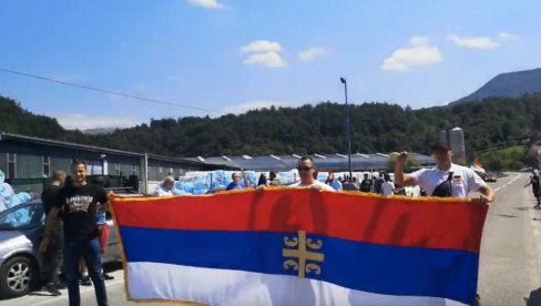 VELIKA AUTO-LITIJA IZ BEOGRADA STIGLA DO NOVE VAROŠI: Priključilo se mnoštvo ljudi - peva se Ustala je Crna Gora  (VIDEO)