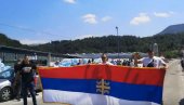 ВЕЛИКА АУТО-ЛИТИЈА ИЗ БЕОГРАДА СТИГЛА ДО НОВЕ ВАРОШИ: Прикључило се мноштво људи - пева се Устала је Црна Гора  (ВИДЕО)