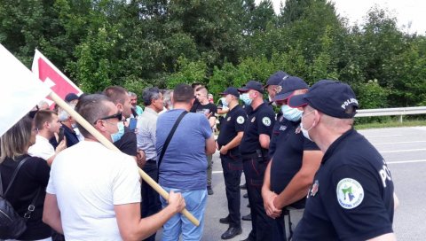 МИЛОВА ПОЛИЦИЈА БЛОКИРАЛА ПУТ ВЕРНИЦИМА: Спречавају сусрет браће на граници са Србијом - грађани се окупљају (ФОТО)