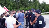 MILOVA POLICIJA BLOKIRALA PUT VERNICIMA: Sprečavaju susret braće na granici sa Srbijom - građani se okupljaju (FOTO)
