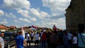 NE MOGU NI PEŠKE DO GRANICE: Kolona vozila se zbog blokade puta vratila u Pljevlja