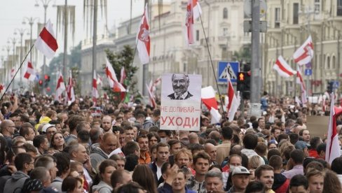 SPREMNI DA SPREČE NEREDE: Vojska obezbeđuje spomenike na protestu u Minsku
