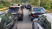 ZAKUVAVA SE: Kilometarska kolona kod Budoša, policija blokirala vozila, kamione i šlepere, ljudi bili ZAROBLJENI u tunelu! (FOTO+VIDEO)