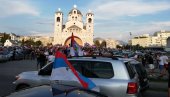 SPREMNI ZA AUTO - LITIJU: U Podgorici kod hrama Hristovog Vaskrsenja okupljeni vernici, ogorčeni zbog blokade policije (FOTO+VIDEO)
