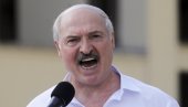 SA NJIM NEMA ŠALE: Kalašnjikov u ruci - Lukašenko naoružan stigao u rezidenciju (VIDEO)