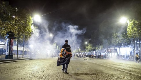 NAVIJAČI PSŽ IZRAZILI NEZADOVOLJSTVO NA ULICAMA: Ultrasi palili i lomili, policija reagovala (VIDEO)