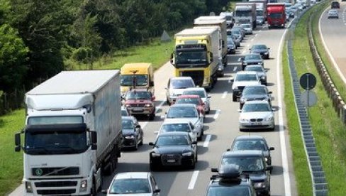 АКО ПУТУЈЕТЕ, НАОРУЖАЈТЕ СЕ СТРПЉЕЊЕМ : АМСС упозорава - Очекују се викенд гужве на изласку из већих градова