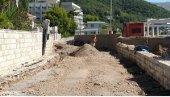 КРОЗ РОВ ЗБОГ НЕМАРА: Мештани Бијеле бесни јер изградња колектора траје већ два месеца