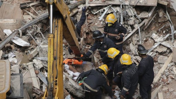 ДРАМА У ИНДИЈИ: Срушила се зграда, у рушевинама ЗАРОБЉЕНО најмање 90 људи!