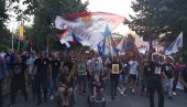 NIKŠIĆANI USTALI I VEČERAS: Protestna šetnja protiv spornog zakona - ulicama odjekuje Gotov je! (FOTO/VIDEO)