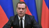 MEDVEDEV: Rusija se sama bori protiv Zapada