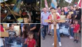 HIDALJE NIKŠIĆANA I VEČERAS U PROTESTNOJ ŠETNJI: Na čelu kolone dečak - pridružilo se i 30 lekara (FOTO/VIDEO)