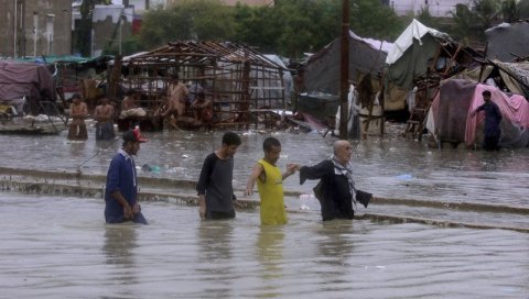 ЈАКЕ МОСУНСКЕ КИШЕ УЗИМАЈУ ДАНАК: У Пакистану најмање 90 људи погинуло у поплавама