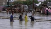 ЈАКЕ МОСУНСКЕ КИШЕ УЗИМАЈУ ДАНАК: У Пакистану најмање 90 људи погинуло у поплавама