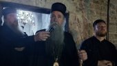 SMENIMO VLAST KOJA ČINI BEZAKONJE: Episkop Joanikije pred manastirom Đurđevi stupovi - narod odgovara Vladiko, sokole, branićemo svetinje!