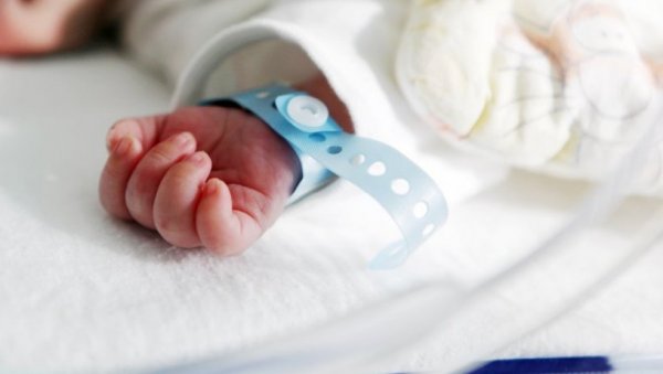 БЕБА НА РЕСПИРАТОРУ: Најмлађи пацијент оболео од вируса корона новорођенче из Крагујевца