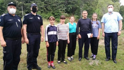 КОЛЕГЕ ИМ ГРАДЕ ДОМ: Полицајци из Врања помажу Живојину, његовој супрузи и пет девојчица