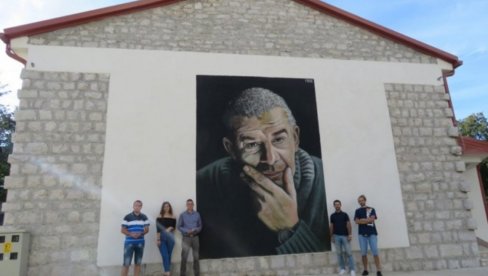 FOTO: Mural sa likom Nebojše Glogovca ukrasio nevesinjski dom kulture